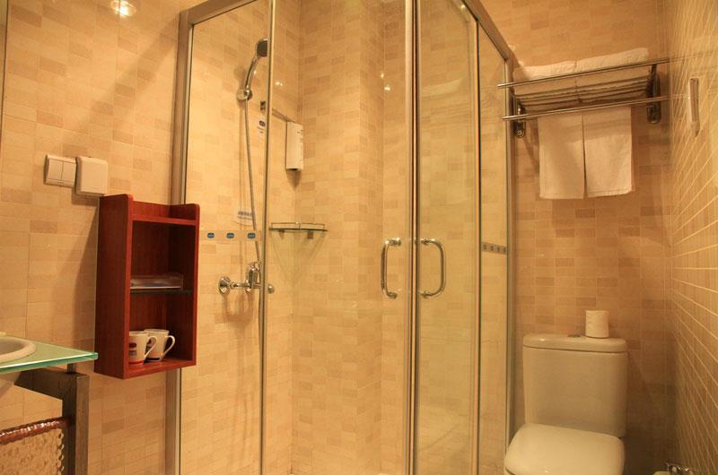 速8酒店淋浴房玻璃防爆膜贴膜成功